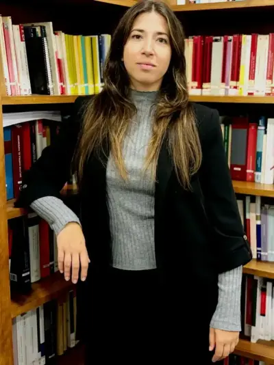 Raquel Crespo avogada pousando de pe