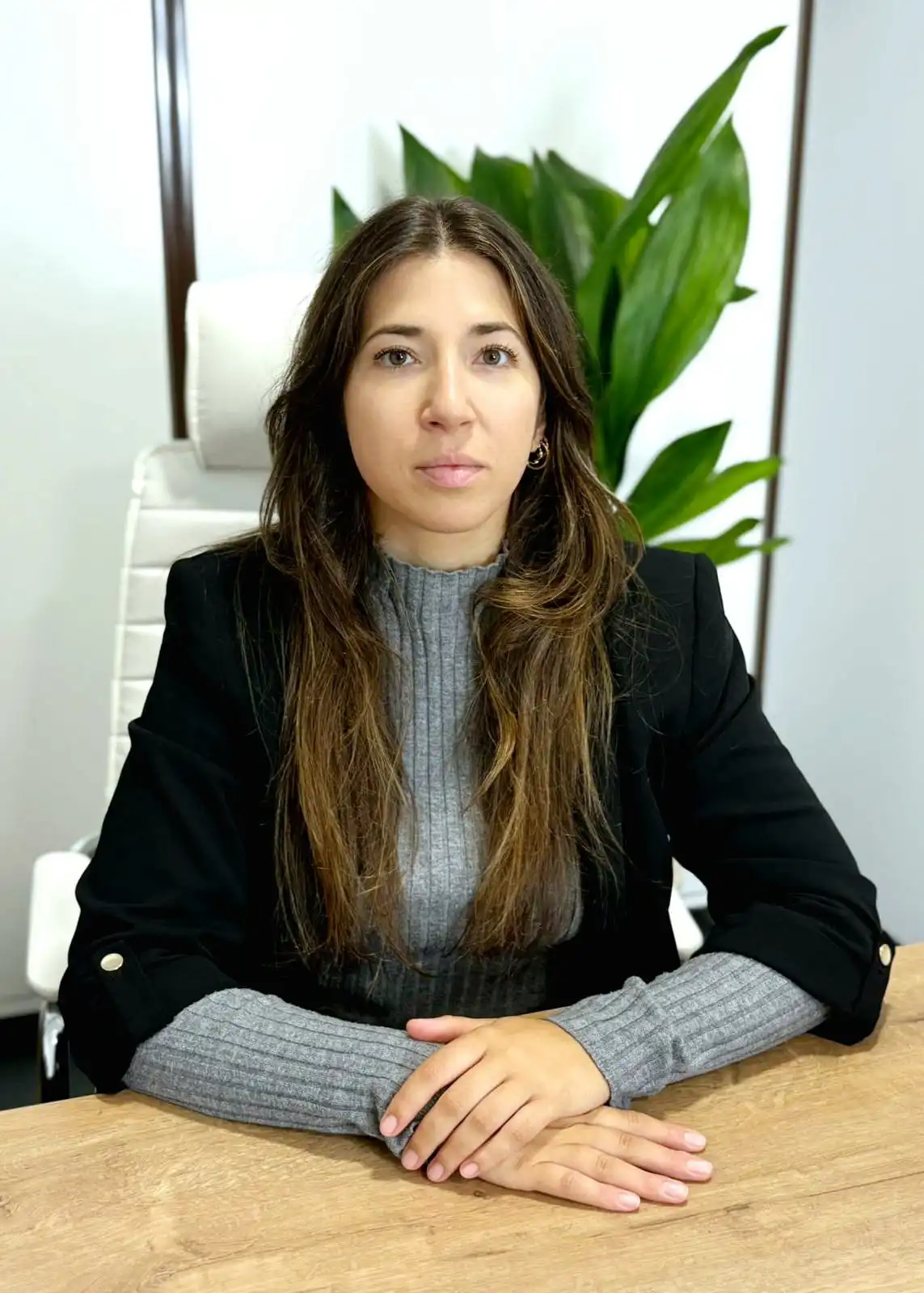 Raquel Crespo avogada pousando sentada